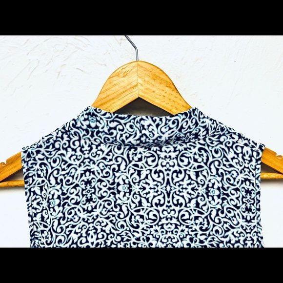 laundry by shelli segal Los Angeles Small tank top blue And White Pattern V Neck - Picture 6 of 6